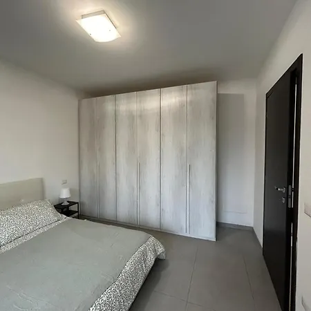 Cosy And Spacious Flat With Private Parking Space Apartment